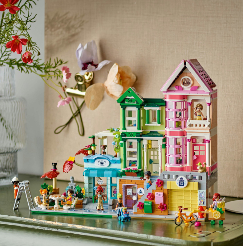 LEGO® Friends Hartleiko butai ir parduotuvės Modelis 42670