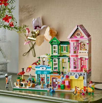 LEGO® Friends Hartleiko butai ir parduotuvės Modelis 42670