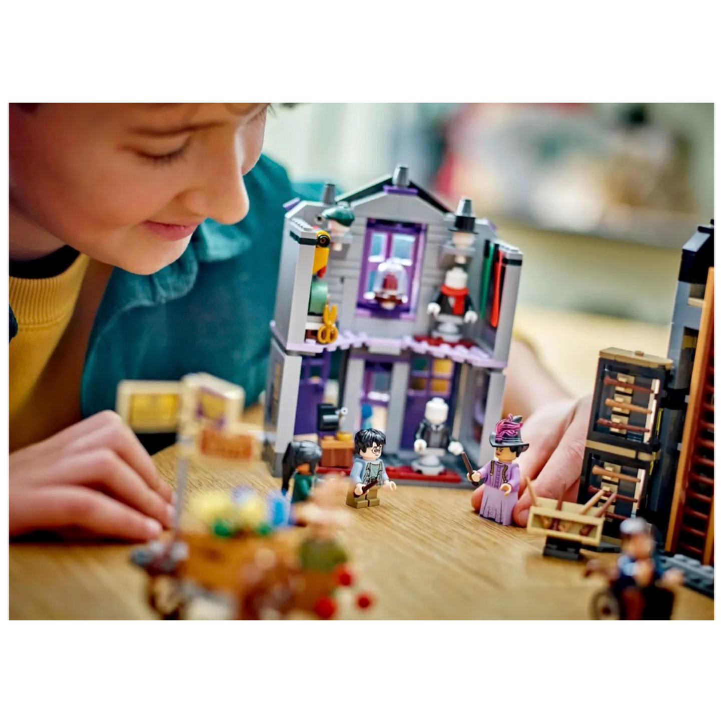 LEGO® 76439 Harry Potter™ Olivanderio ir Madam Malkin parduotuvės