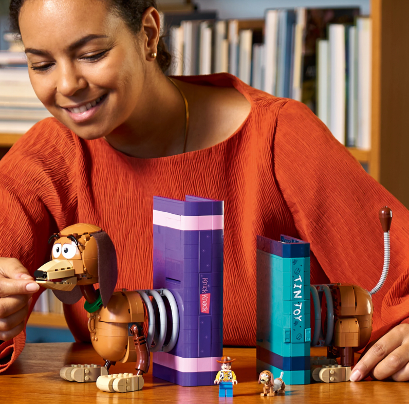 LEGO® Disney ir Pixar „Žaislų istorijos“ šuniuko Slinkio knygų atramos 43301
