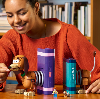 LEGO® Disney ir Pixar „Žaislų istorijos“ šuniuko Slinkio knygų atramos 43301